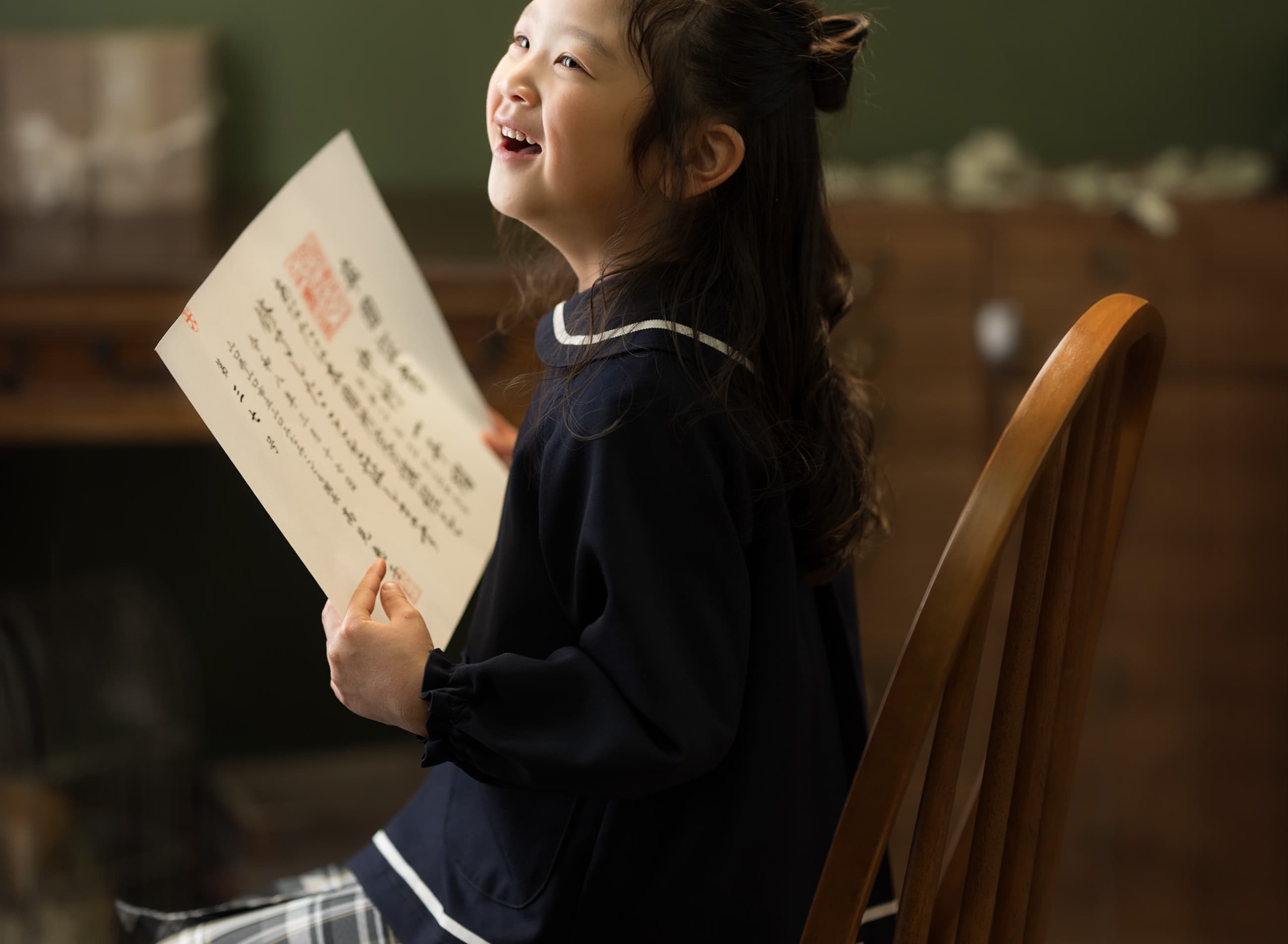 女の子が帽子を見ている画像